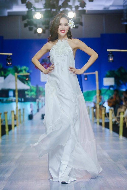 Diệu huyền bế bụng bầu 8 tháng lên sàn diễn catwalk