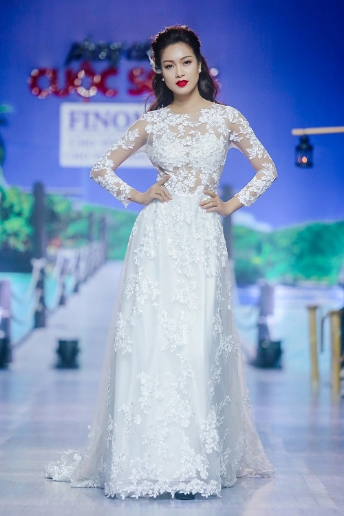 Diệu huyền bế bụng bầu 8 tháng lên sàn diễn catwalk