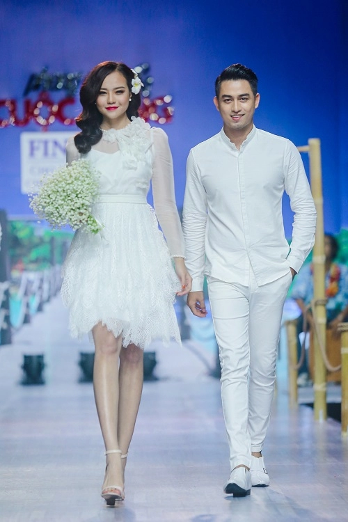 Diệu huyền bế bụng bầu 8 tháng lên sàn diễn catwalk