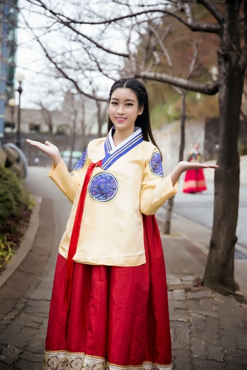 Hoa hậu mỹ linh xì tin hết cỡ trong trang phục hanbok