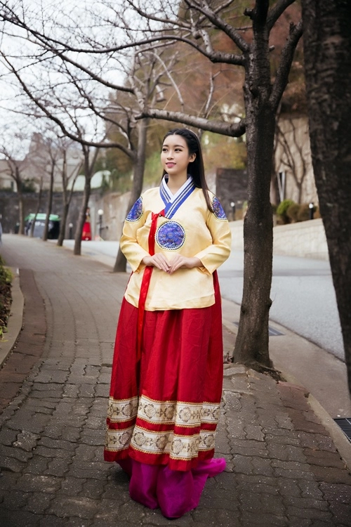 Hoa hậu mỹ linh xì tin hết cỡ trong trang phục hanbok