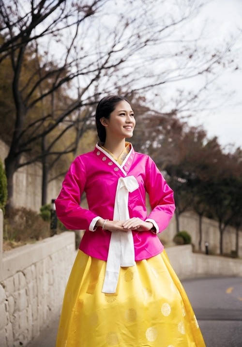 Hoa hậu mỹ linh xì tin hết cỡ trong trang phục hanbok