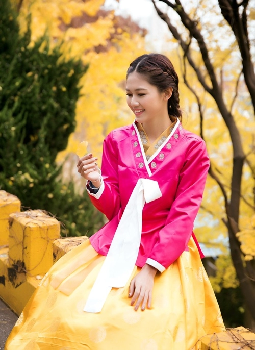 Hoa hậu mỹ linh xì tin hết cỡ trong trang phục hanbok