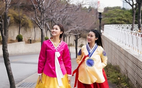 Hoa hậu mỹ linh xì tin hết cỡ trong trang phục hanbok