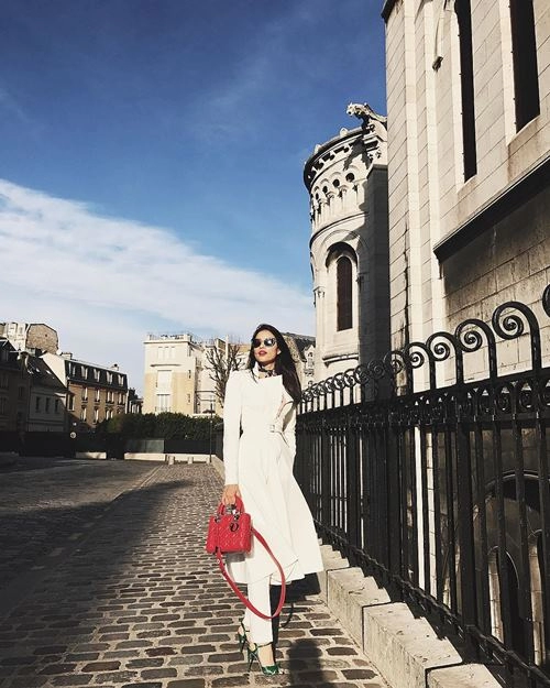 Phạm hương khoe street style chất lừ ở paris