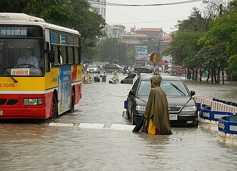  xe hơi gặp lũ tại hà nội 