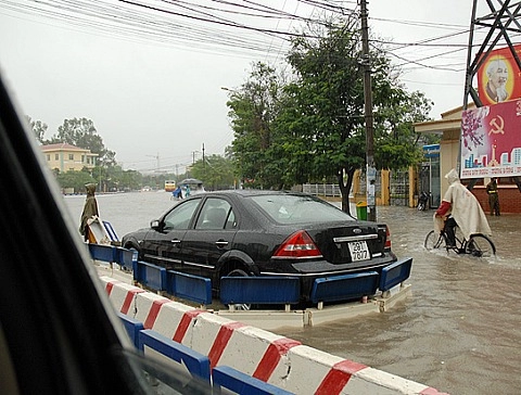  xe hơi gặp lũ tại hà nội 