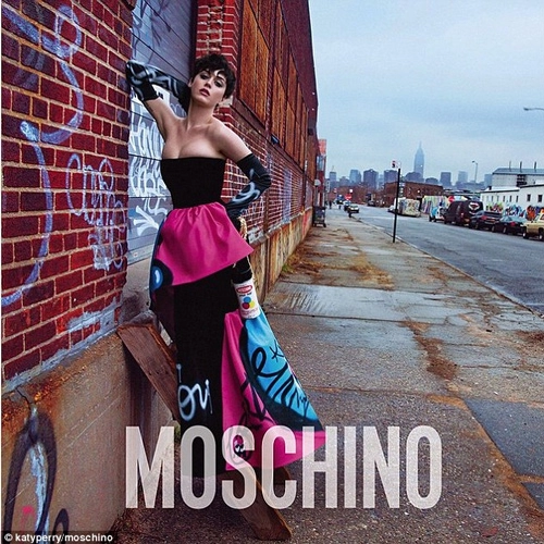 Katy perry hở nửa người làm nàng thơ của moschino