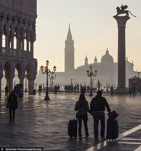 Venice phủ nhận luật cấm du khách kéo vali trên phố