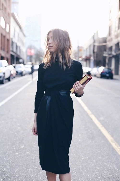 Đây là cách bạn mặc váy đen đi làm cả tuần nếu thích