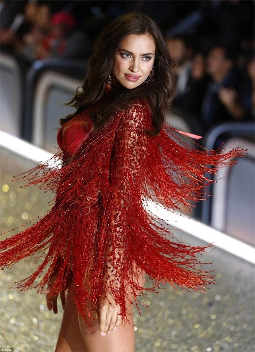 Irina shayk mang bầu vẫn siêu gợi cảm diễn nội y