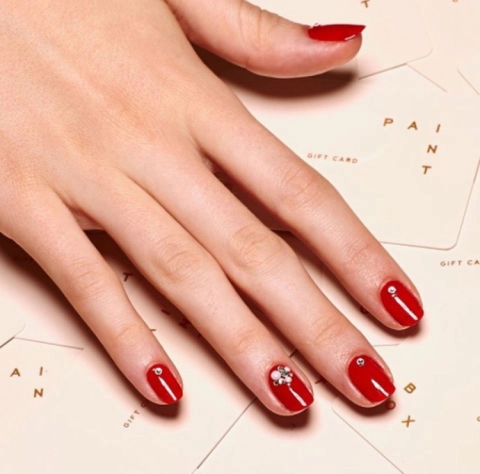 Muôn kiểu màu nail nổi bật cho mùa lễ hội