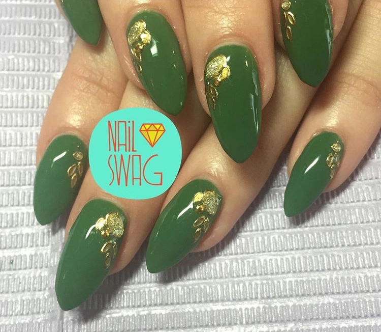 Muôn kiểu màu nail nổi bật cho mùa lễ hội