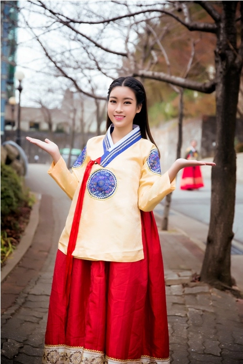 Mỹ linh thanh tú diện hanbok đẹp không kém mỹ nhân hàn quốc