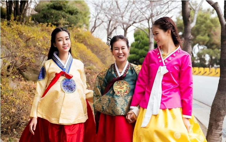 Mỹ linh thanh tú diện hanbok đẹp không kém mỹ nhân hàn quốc