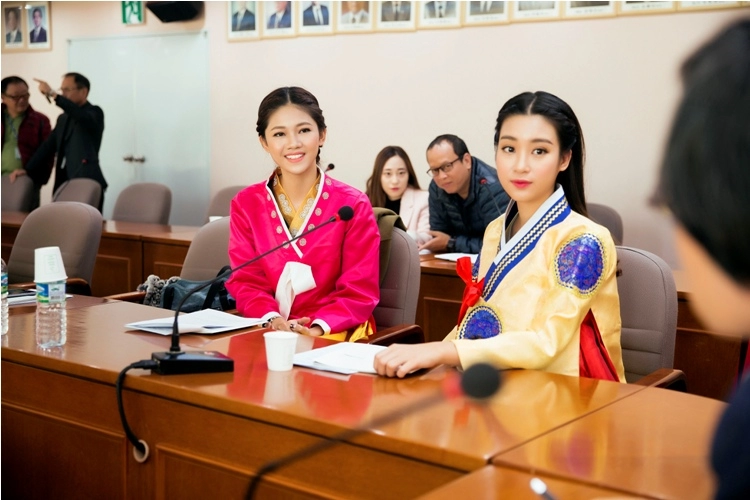 Mỹ linh thanh tú diện hanbok đẹp không kém mỹ nhân hàn quốc