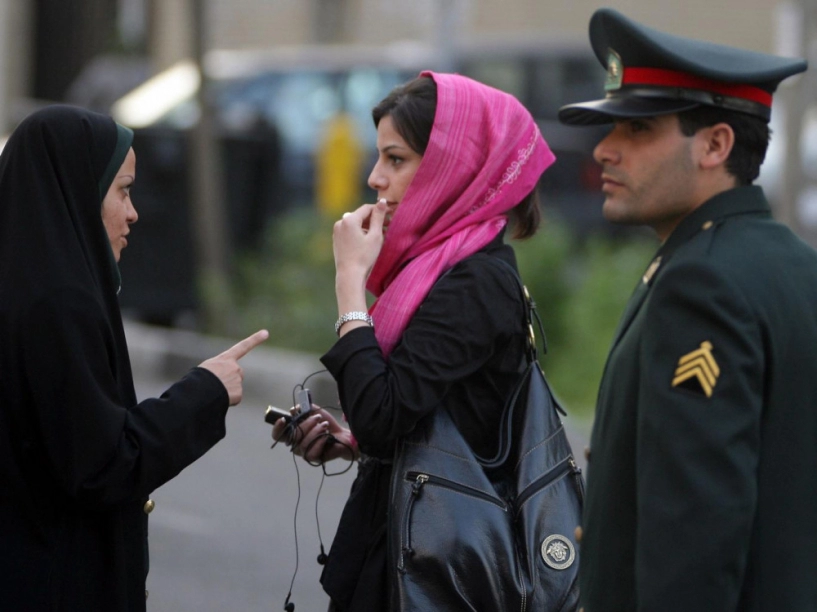Người mẫu iran hầu tòa vì đăng ảnh không trùm đầu