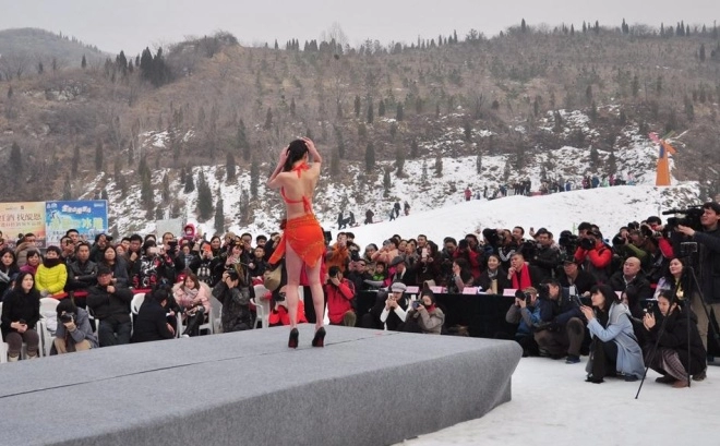 Tq tái mặt với dàn mỹ nữ diện bikini giữa trời tuyết