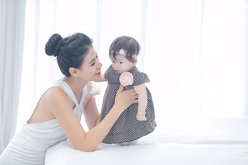 Trang trần xinh đẹp bên con gái 7 tháng tuổi
