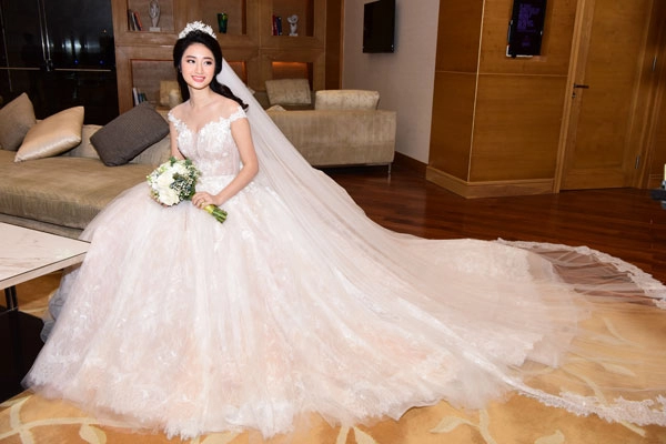 Váy cưới nửa tỷ đồng của hoa hậu 21 tuổi lấy chồng đại gia hơn 19 tuổi