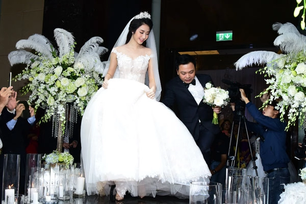 Váy cưới nửa tỷ đồng của hoa hậu 21 tuổi lấy chồng đại gia hơn 19 tuổi