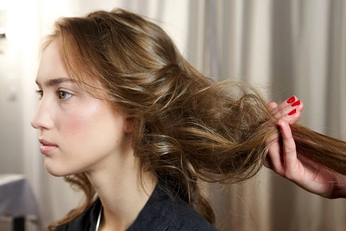 6 bước tạo kiểu tóc xoăn lãng mạn