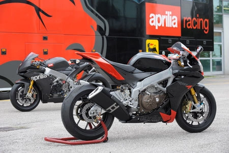  aprilia rsv4 cạnh tranh với ducati 1098 