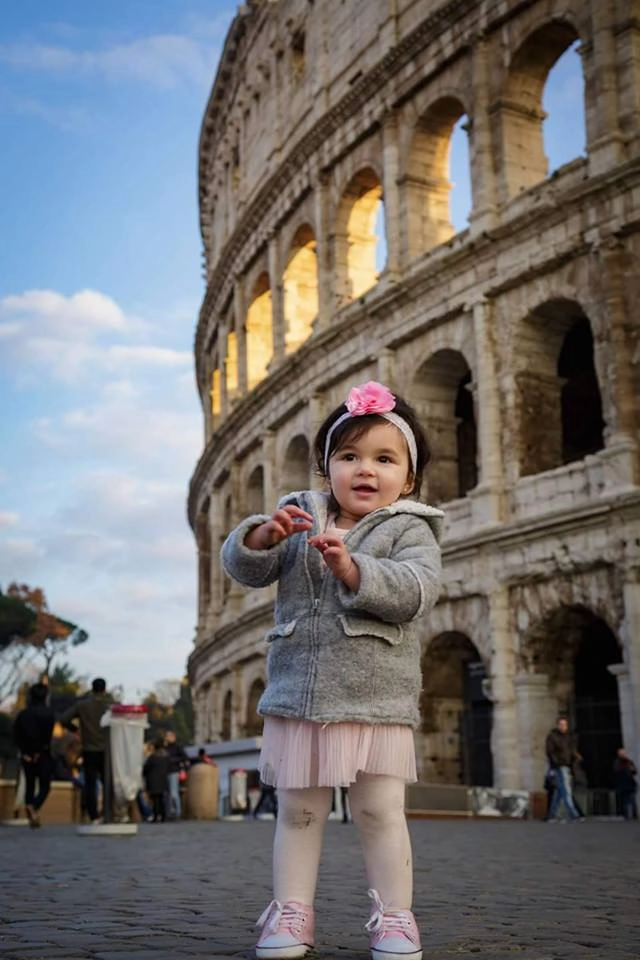 Bé gái 2 tuổi du lịch qua 30 nước cùng cha mẹ
