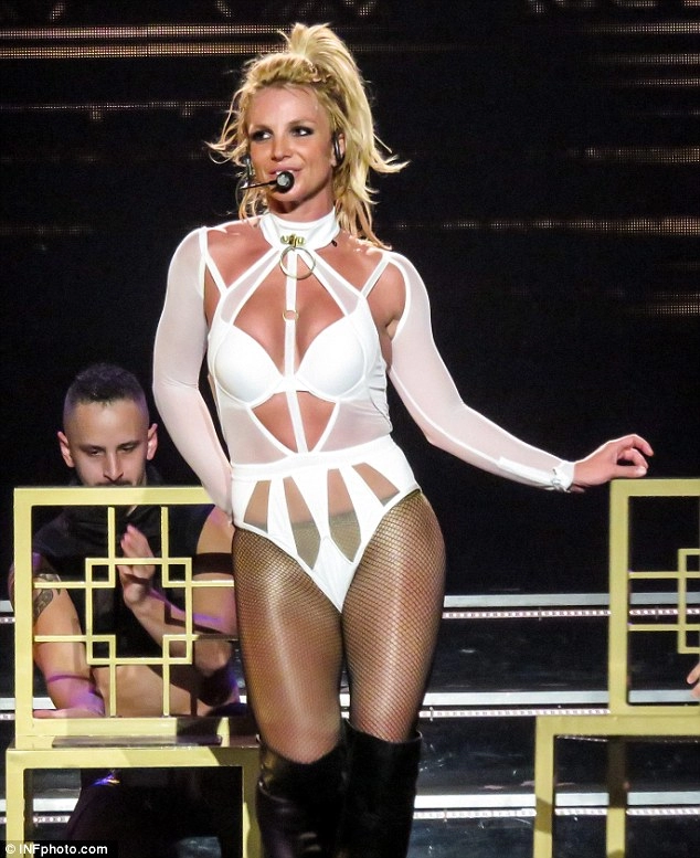 Britney spears diện loạt đồ diễn sexy như nội y