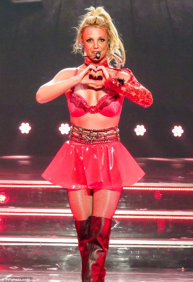 Britney spears diện loạt đồ diễn sexy như nội y