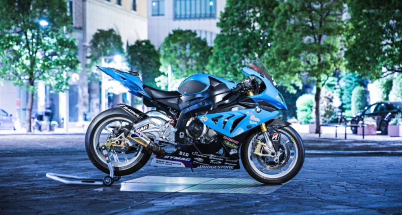 Cá mập bmw s1000rr khoe sắc trong màn đêm