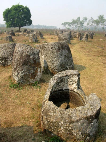 Cánh đồng chum ma quái ở lào