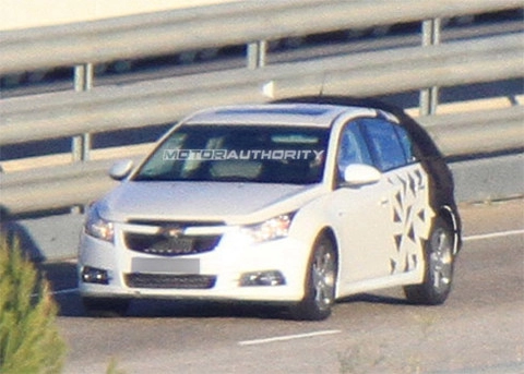  chevrolet cruze hatchback trên đường thử 