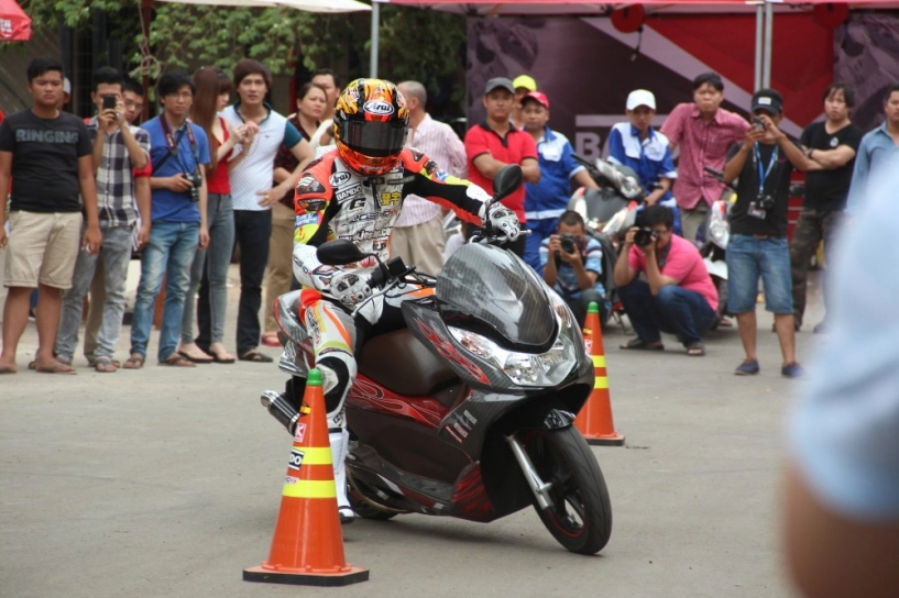 Choáng ngộp với màn biểu diễn của tay đua fujinaga tại festival scooter 2014