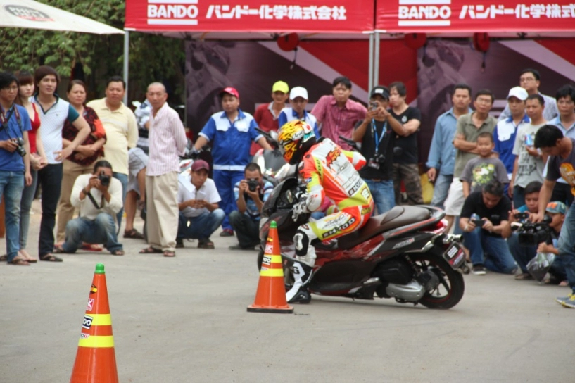 Choáng ngộp với màn biểu diễn của tay đua fujinaga tại festival scooter 2014