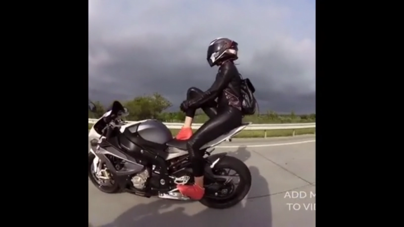 clip nữ biker nóng bỏng biểu diễn trên bmw s1000rr