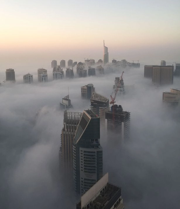 Dubai bỗng hóa thành phố trên mây vì sương mù