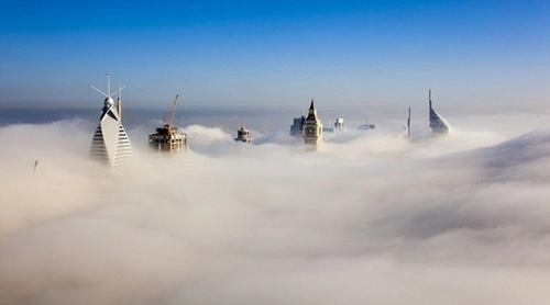 Dubai bỗng hóa thành phố trên mây vì sương mù