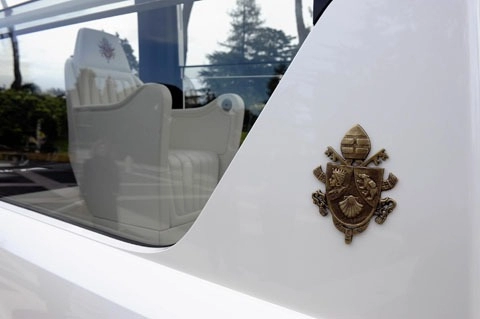  đức giáo hoàng sử dụng xe mercedes-benz m-class 