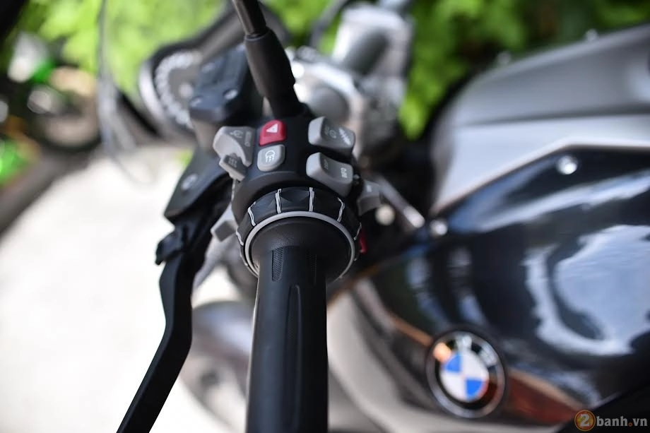 Hàng khủng bmw r 1200 r hiếm hoi tạo dáng tại sài gòn