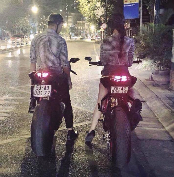 Hình ảnh ngọt ngào của các cặp đôi biker bên cạnh xe mô tô