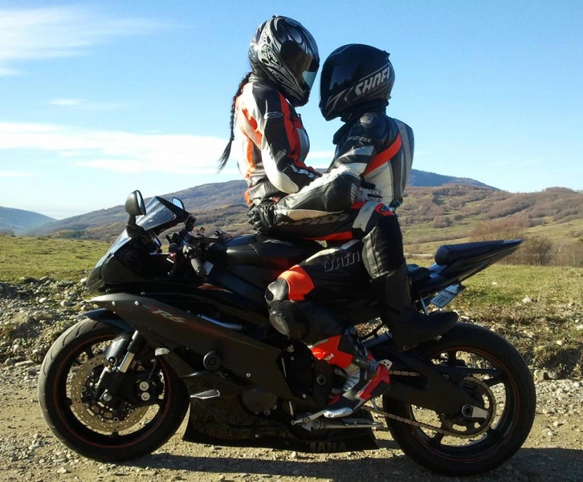 Hình ảnh ngọt ngào của các cặp đôi biker bên cạnh xe mô tô
