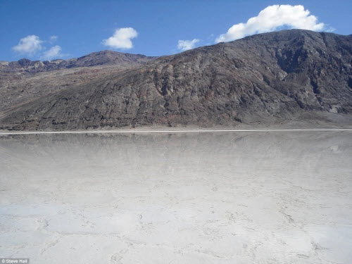 Hồ nước bất ngờ xuất hiện giữa thung lũng chết