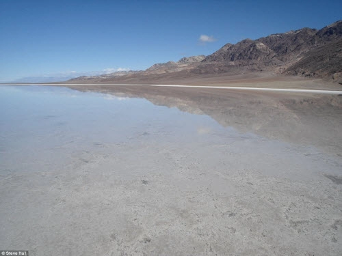 Hồ nước bất ngờ xuất hiện giữa thung lũng chết