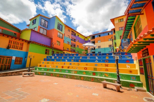 Khám phá thị trấn sắc màu nhất thế giới