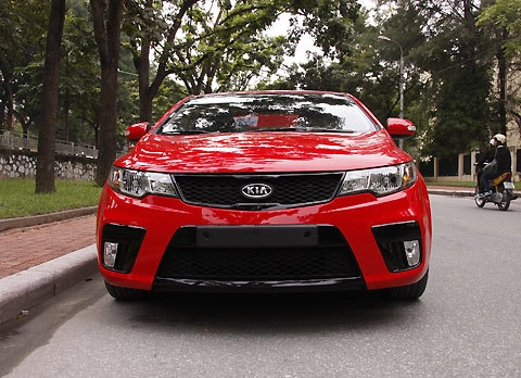  kia forte koup trên đường phố hà thành 