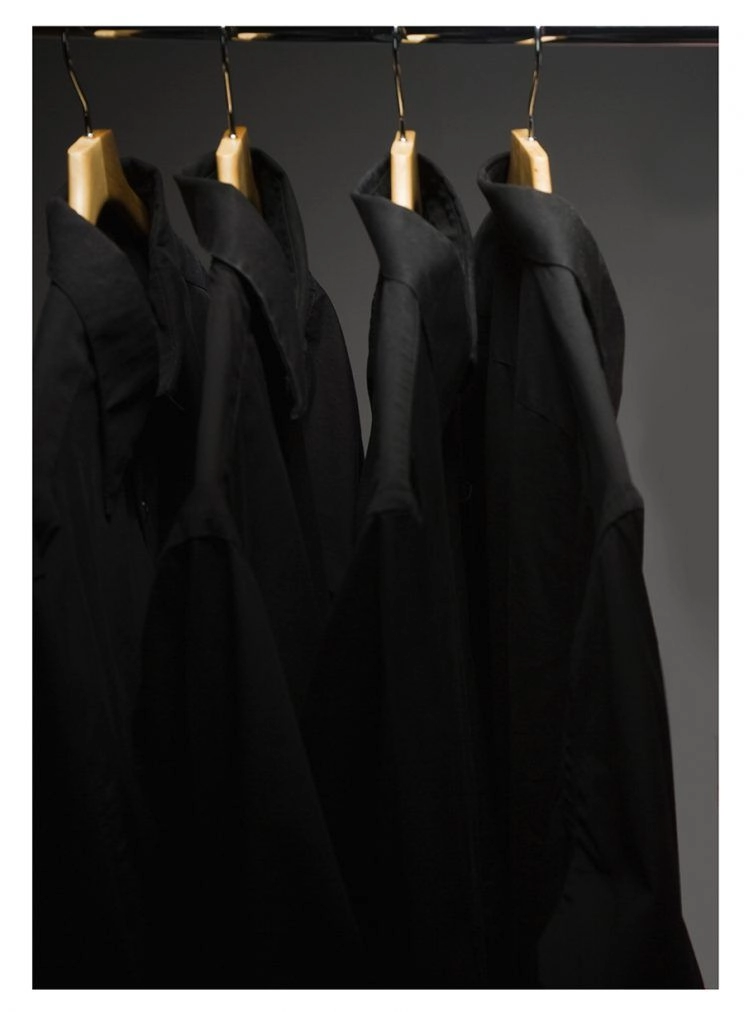 Kinh ngạc mỹ nhân chỉ có đúng 20 bộ quần áo màu đen