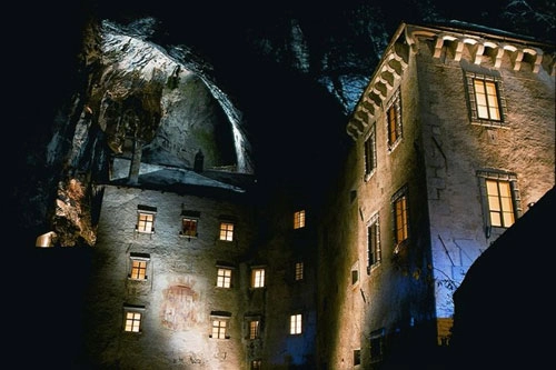 Lâu đài cổ bên hang động tuyệt đẹp ở slovenia