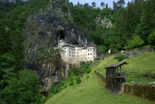 Lâu đài cổ bên hang động tuyệt đẹp ở slovenia