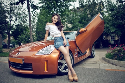  người mẫu bên nissan 350z 